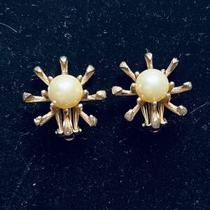 Vintage 50s Elegant Brushed Gold Starburst Large  Pearl Center Clip On Earrings
